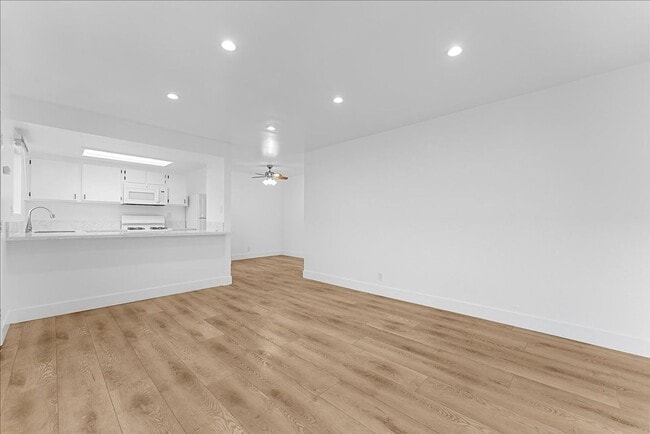 Building Photo - 631 E Elk Ave Unit 08