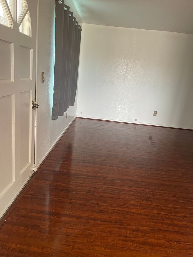 Building Photo - Three Bedroom Looking for a family