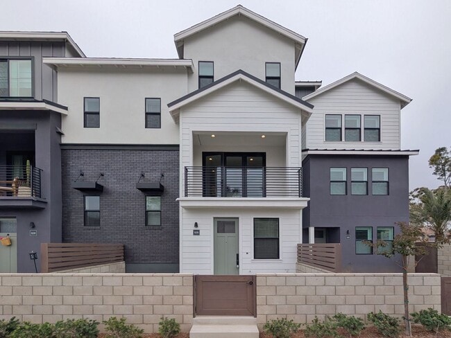 Building Photo - Modern coastal living on Main Street, Huntington Beach!