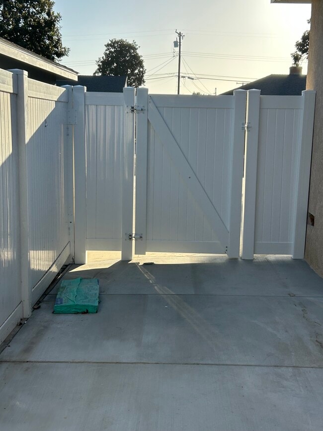 Building Photo - 10346 Pounds Ave Unit Pounds-ADU