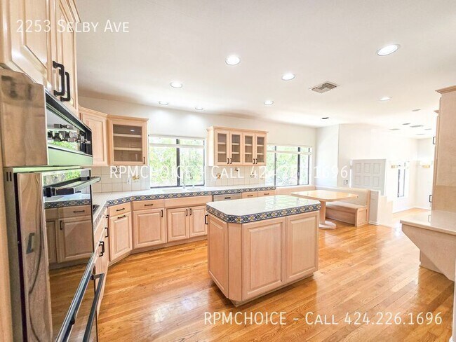 Photo - 2253 Selby Ave