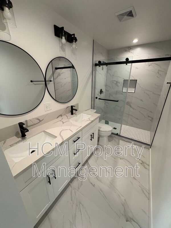 Building Photo - 856–858 W 47th St Unit #856A