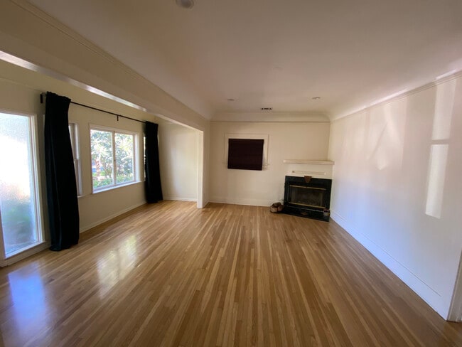 Living Room - 1947 Kelton Ave