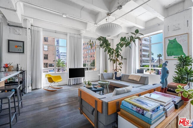Building Photo - 6253 Hollywood Blvd Unit 302 Rental