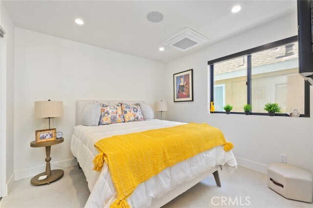 Photo - 504 E Balboa Blvd