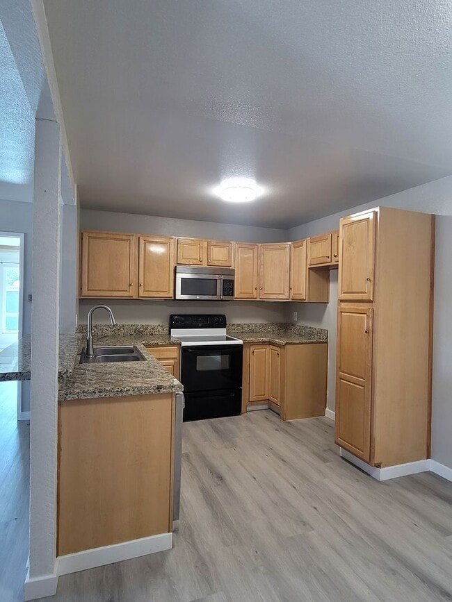 Photo - Peppertree Ventura Upper level 2+1 Condo w... Unit 715