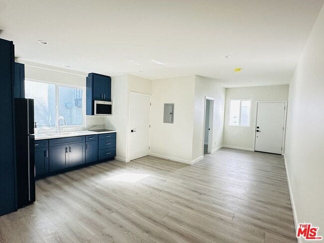 Photo - 6224 3/4-6228 De Longpre Ave