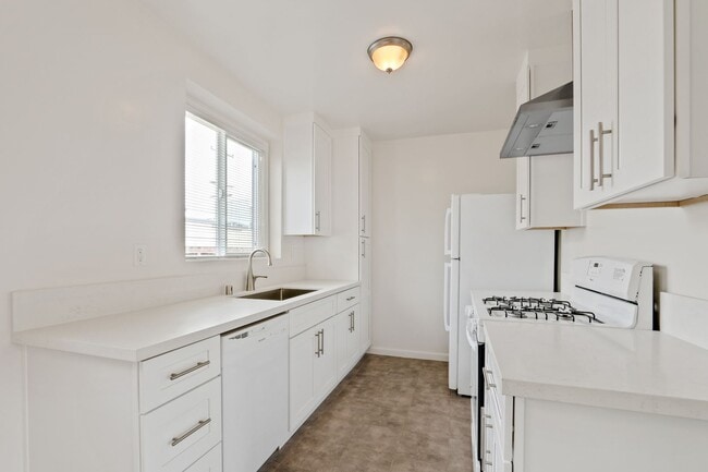 Photo - Courtyard building on Ocean Park Unit 2024½