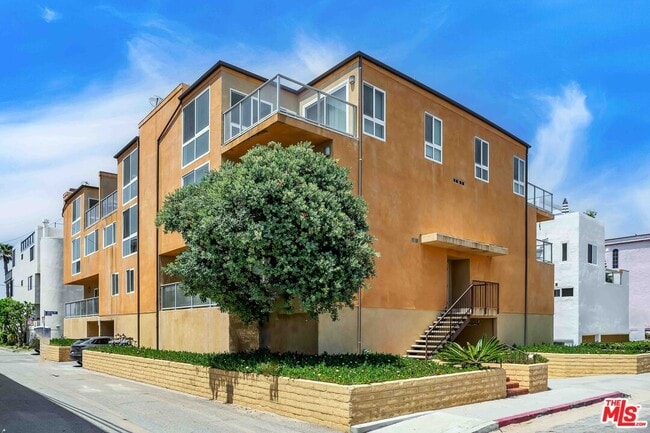 Building Photo - 15 63rd Ave Unit 3