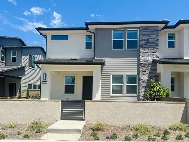 Building Photo - Newly-Buit Home in Great Park
