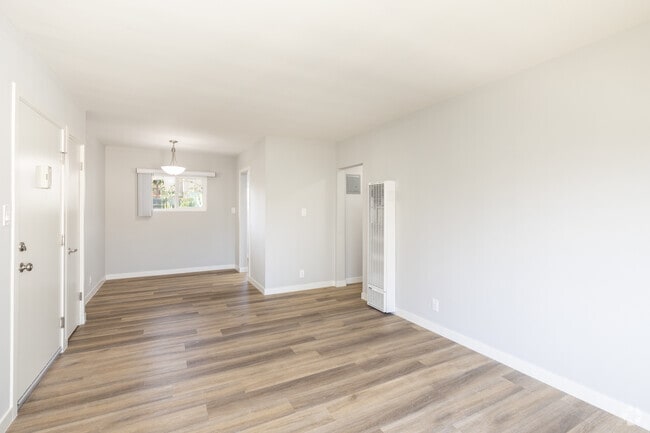 1BR, 1BA - 615SF - Living Room - Ladera Townhouse