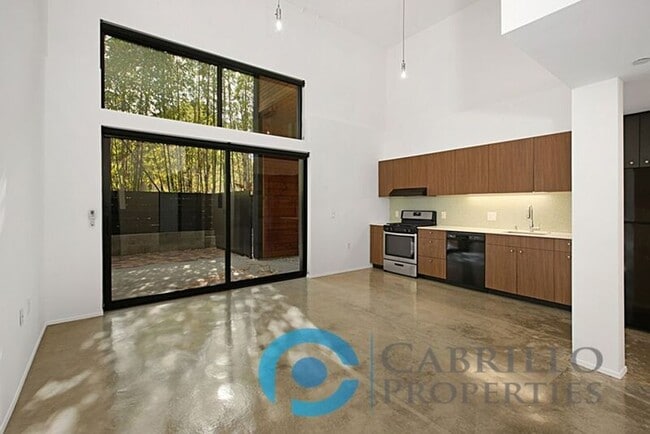 Building Photo - 2870 Fourth Ave Unit Apt 102