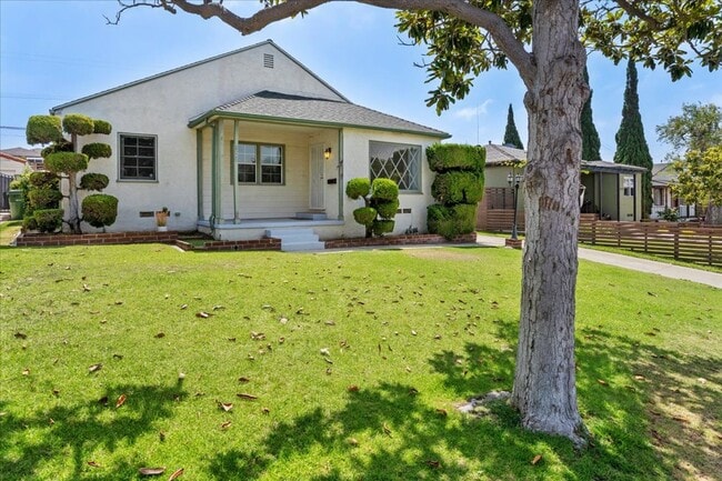 Building Photo - Spacious 4-Bed Home with Backyard, Garage & Prime Westside Access