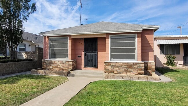 Building Photo - 1 Bed 1 Bath House Available Now!