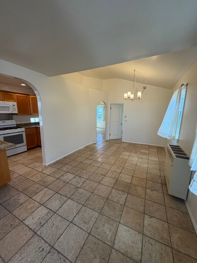 Entry/Dining Room - 256 17th St Unit UPPER