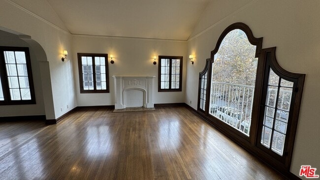 Photo - 326 1/2 N Sycamore Ave