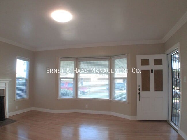 Photo - 215 E Scott St