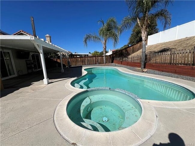 Building Photo - Beautiful Single-Story Pool Home in the He...