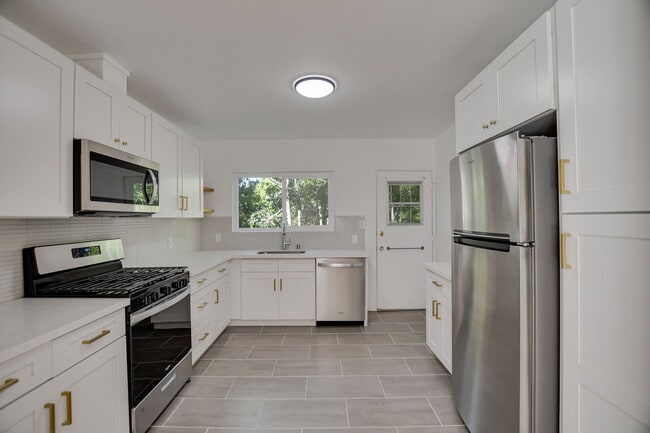 Building Photo - 2005 21st St Unit 2