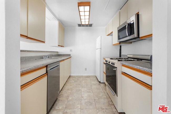 Photo - 607 N Rossmore Ave