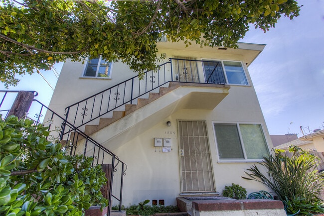Building Photo - Charming Upstairs One Bedroom in Crown Poi... Unit 1511