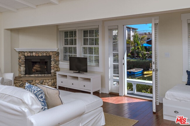 Photo - 2323 Grand Canal