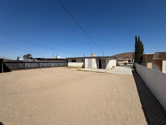 Photo - *** move in special *** $1575 for the 1st ...