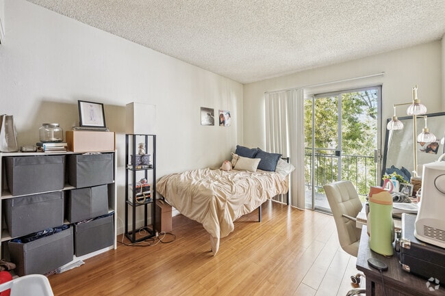 3BR, 1BA - 1000SF - Primary Bedroom - Diamond Head Apartments