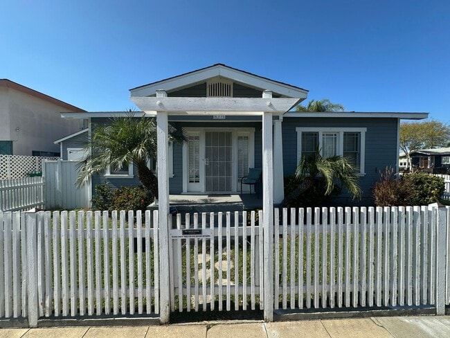 Building Photo - Quaint Craftsman House w/Garage, fenced yard, available now for 1 year lease to start!!!