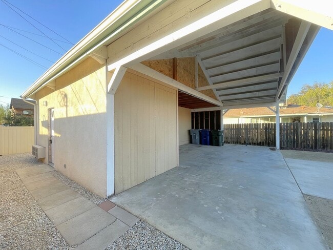 Building Photo - 1334 E Brockton Ave Unit B