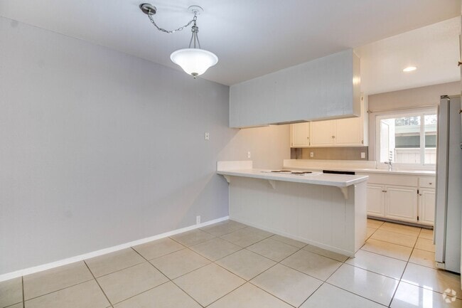 Building Photo - *** LIGHT & BRIGHT 3 BEDROOM 1.5 BATH HOME...