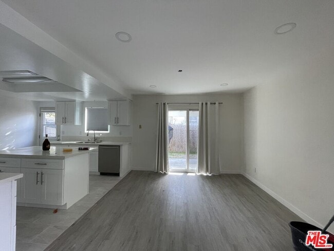 Photo - 10846 Scoville Ave