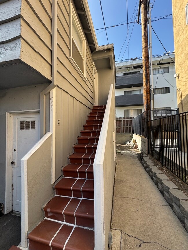 Building Photo - 655 Westmount Dr Unit 655 1-4