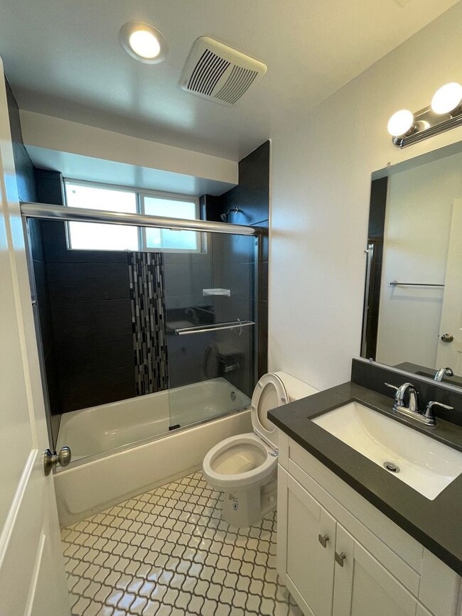 Photo - 2130 Unit 2819 1/2