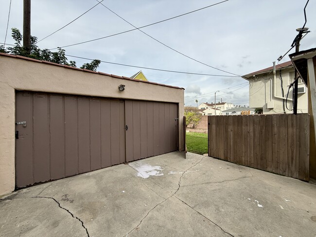Garage for 1 car - 1807 S Redondo Blvd Unit Lower