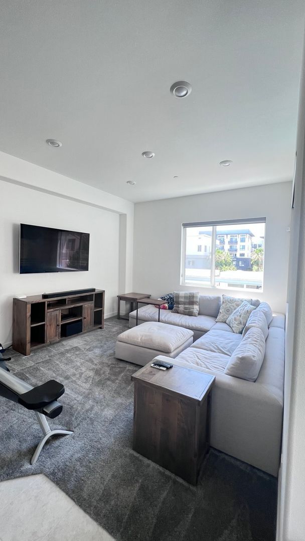 Photo - Beautiful furnished 4 bedroom Townhouse!