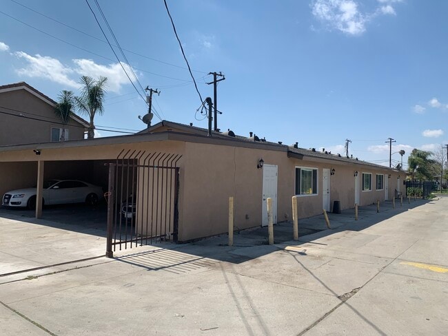 LAUDRY ROOM NEXTS TO GARAGE - 426 N Parkside Dr Unit D