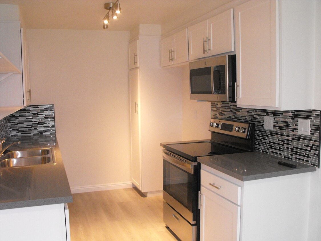 Floor Plan - 1 Bedroom - F Floorplan - with Patio