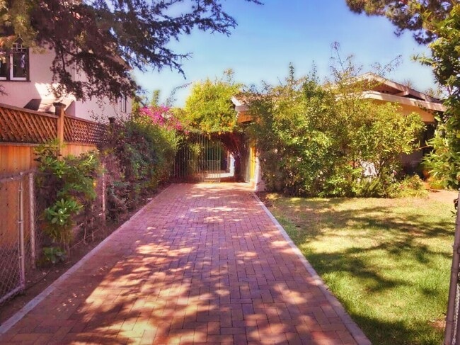 Building Photo - 1837 N Berendo St Unit B