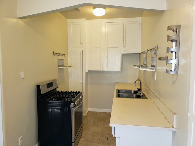 Building Photo - 723 E 3rd St Unit 14