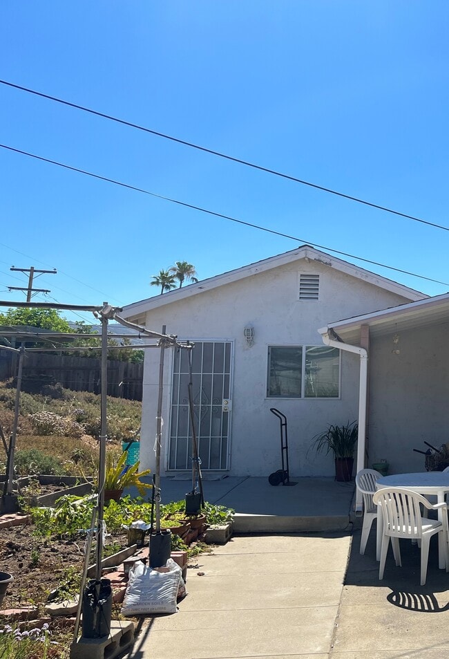 Private Entrance 1 bedroom - 1596 Greenfield Dr Townhome