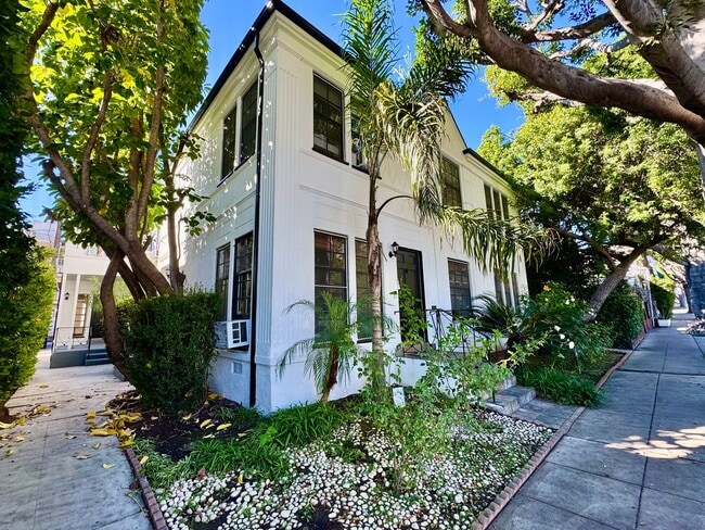 Building Photo - Sun-Filled 1-bed 1-bath Second Floor short... Unit 9010 Burton Way  A