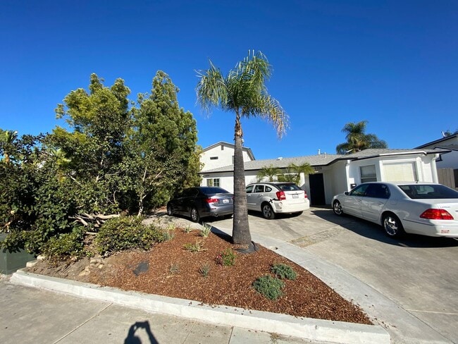 Building Photo - 4BD/2BA with Parking!