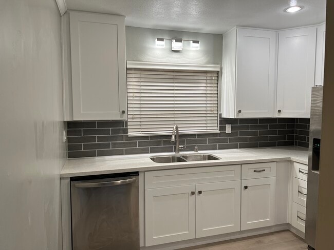 Building Photo - 1515 Oak St Unit 11