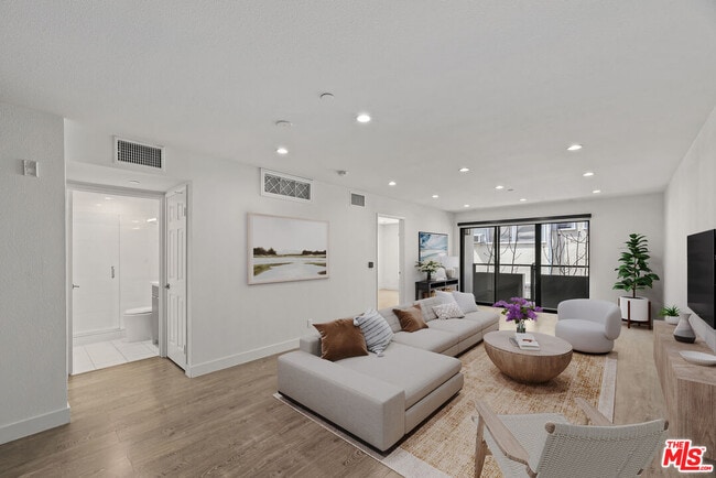 Building Photo - 725 N Alfred St Unit 109