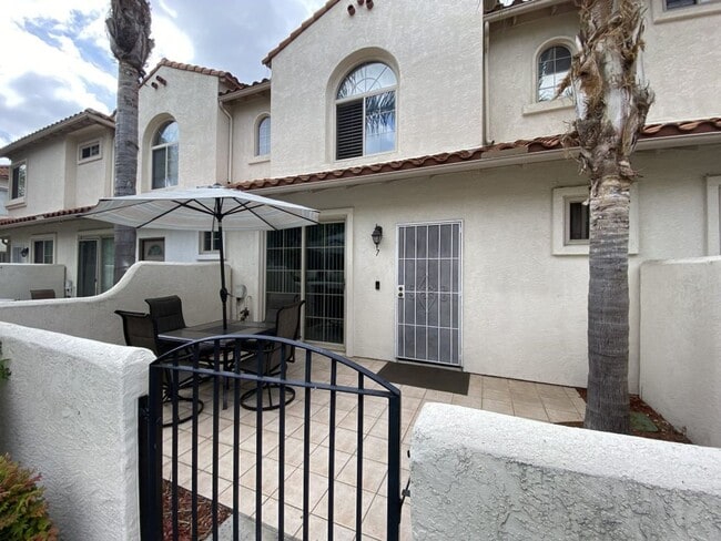 Building Photo - Oceanside stunner - 3 bedroom townhome available now!