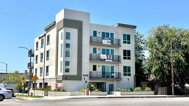 Expansive 2-Bedroom with Gourmet Kitchen &... - Expansive 2-Bedroom with Gourmet Kitchen &... Apartment Unit 303