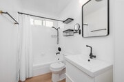 2BR, 2BA - 1,000SF - Bathroom - 10844 Rose Ave Apartments
