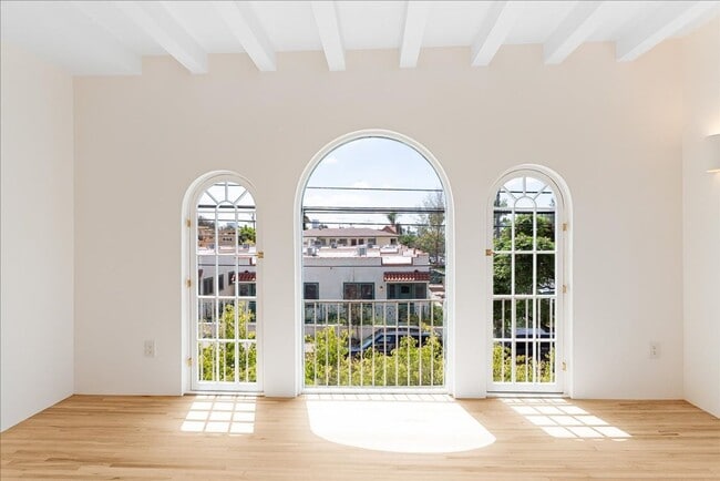 Building Photo - 800.5 N Edinburgh Ave