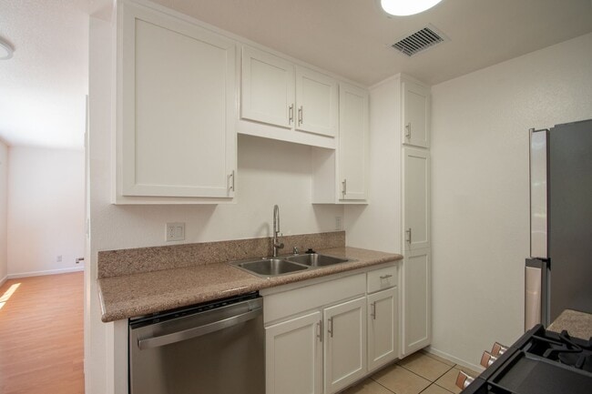 Photo - 5617 Woodman Ave Unit 102